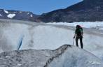 Nossos guias procuram um local apropriado para nosso curso de escalada no gelo no glaciar Viedma, no Parque Nacional Los Glaciares, região de El Chaltén, no sul da Argentina